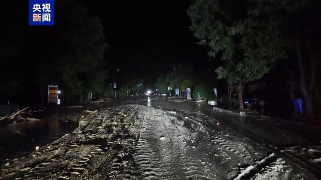 甘肃榆中强降雨引发山洪，致淤泥堆积道路，4000余人被困