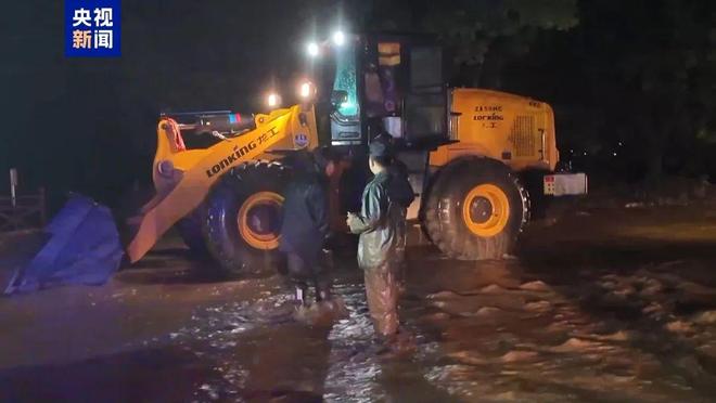 甘肃榆中强降雨引发山洪，致淤泥堆积道路，4000余人被困