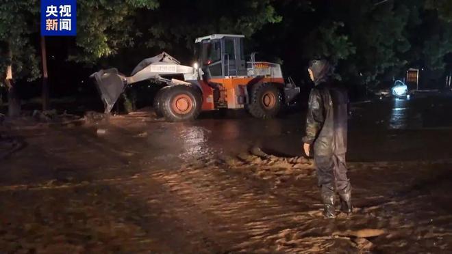 甘肃榆中强降雨引发山洪，致淤泥堆积道路，4000余人被困