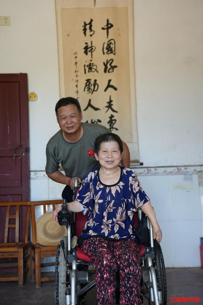 “好人”伉俪感动中国，公益福彩用爱“扶老”