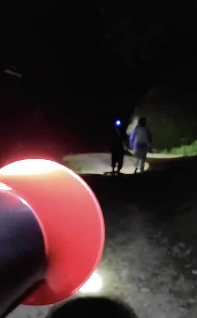 全网牵挂走失苍山的男童！民宿女老板带60岁厨师阿姨参与救援：不出力一晚上睡不着