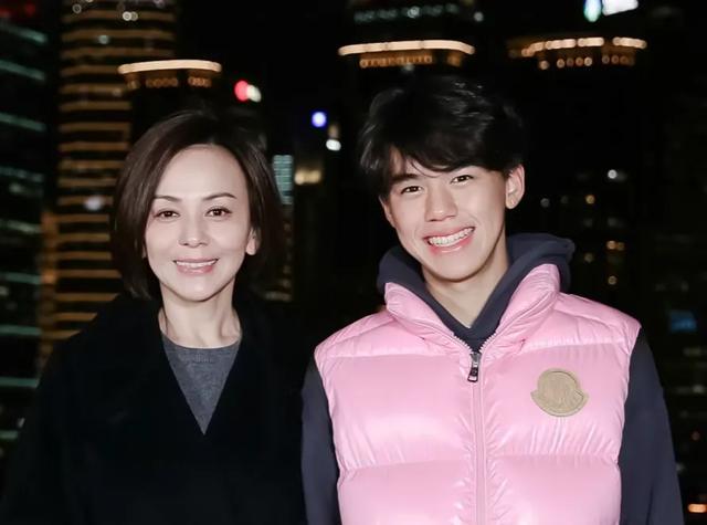 55岁女演员王琳被指与儿子相处“太窒息”！本人回怼：你懂爱吗？